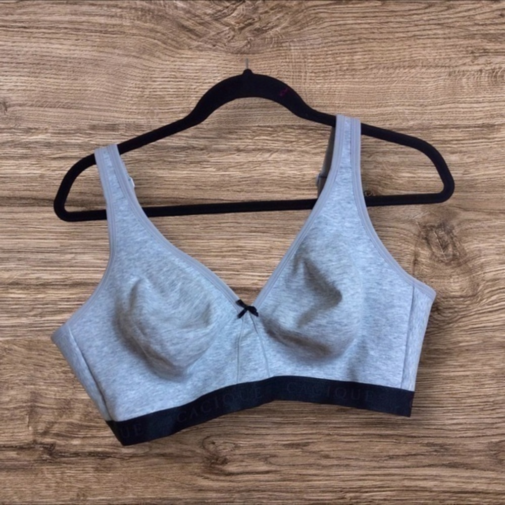 Cacique lightly lined no wire gray bra. 42DD